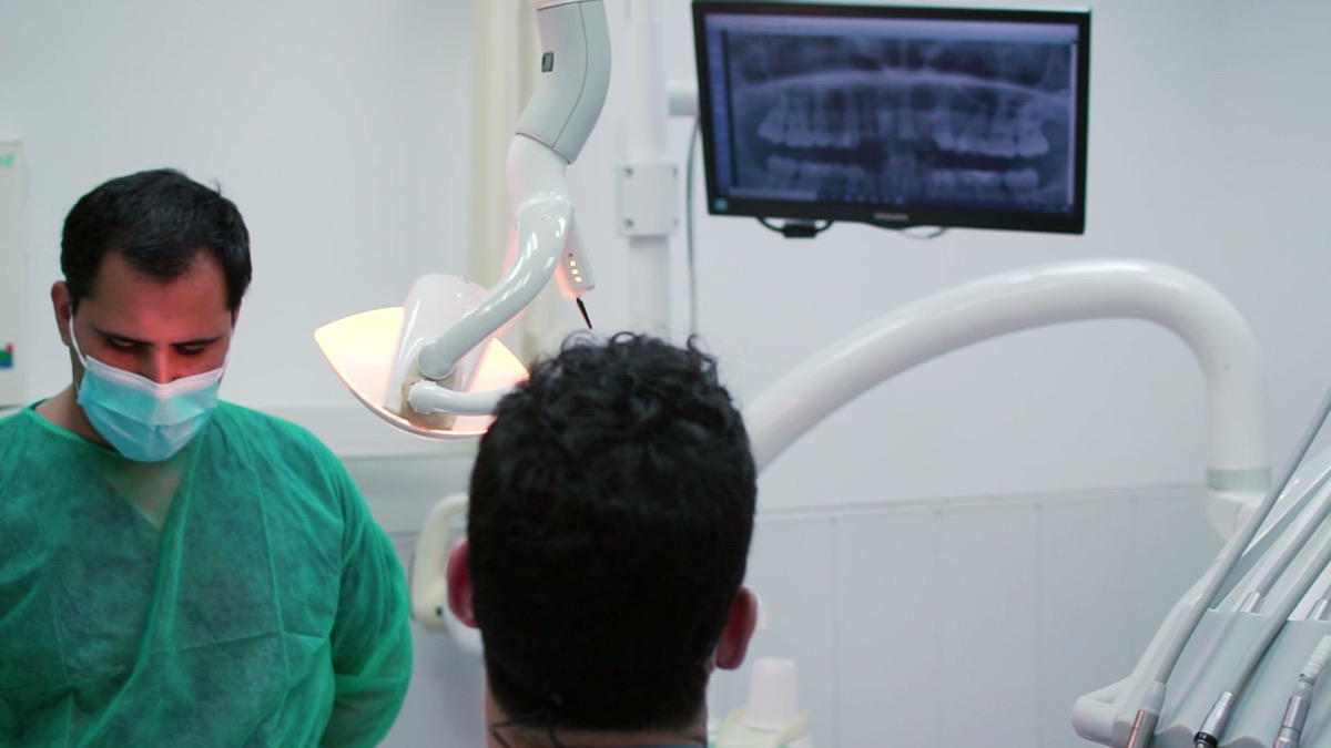 Nuestro doctor atendiendo a un paciente en la clínica